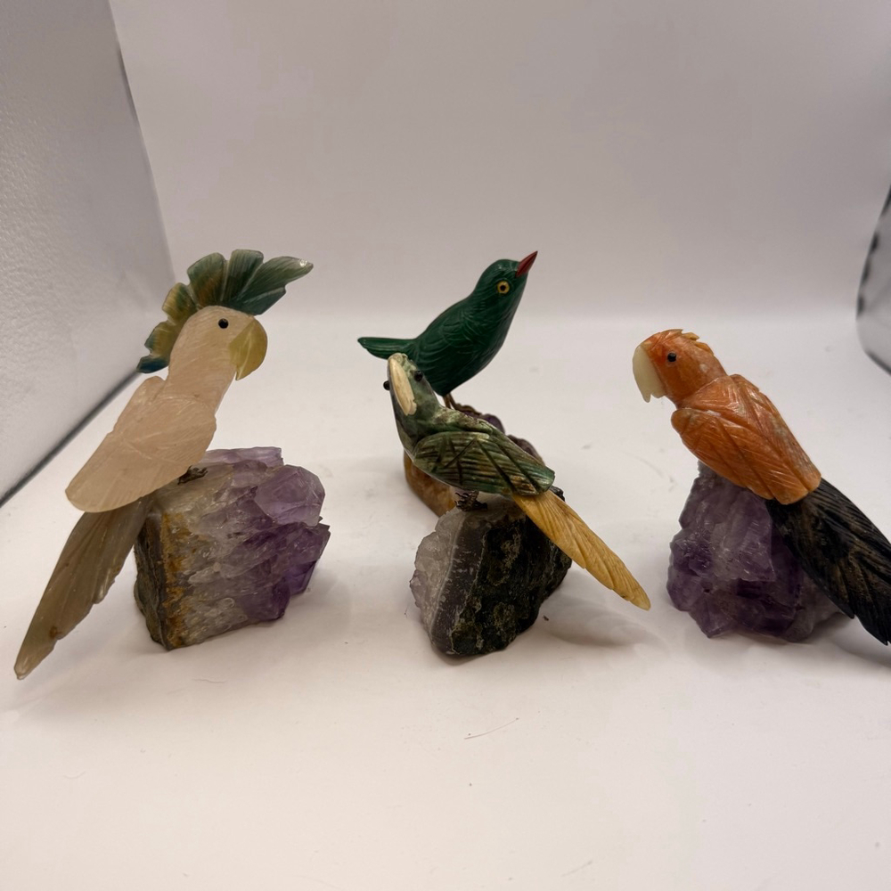 Semi Precious gemstone Bird figure Orange and Green Parrot on Amethyst - Picture 12 of 14
